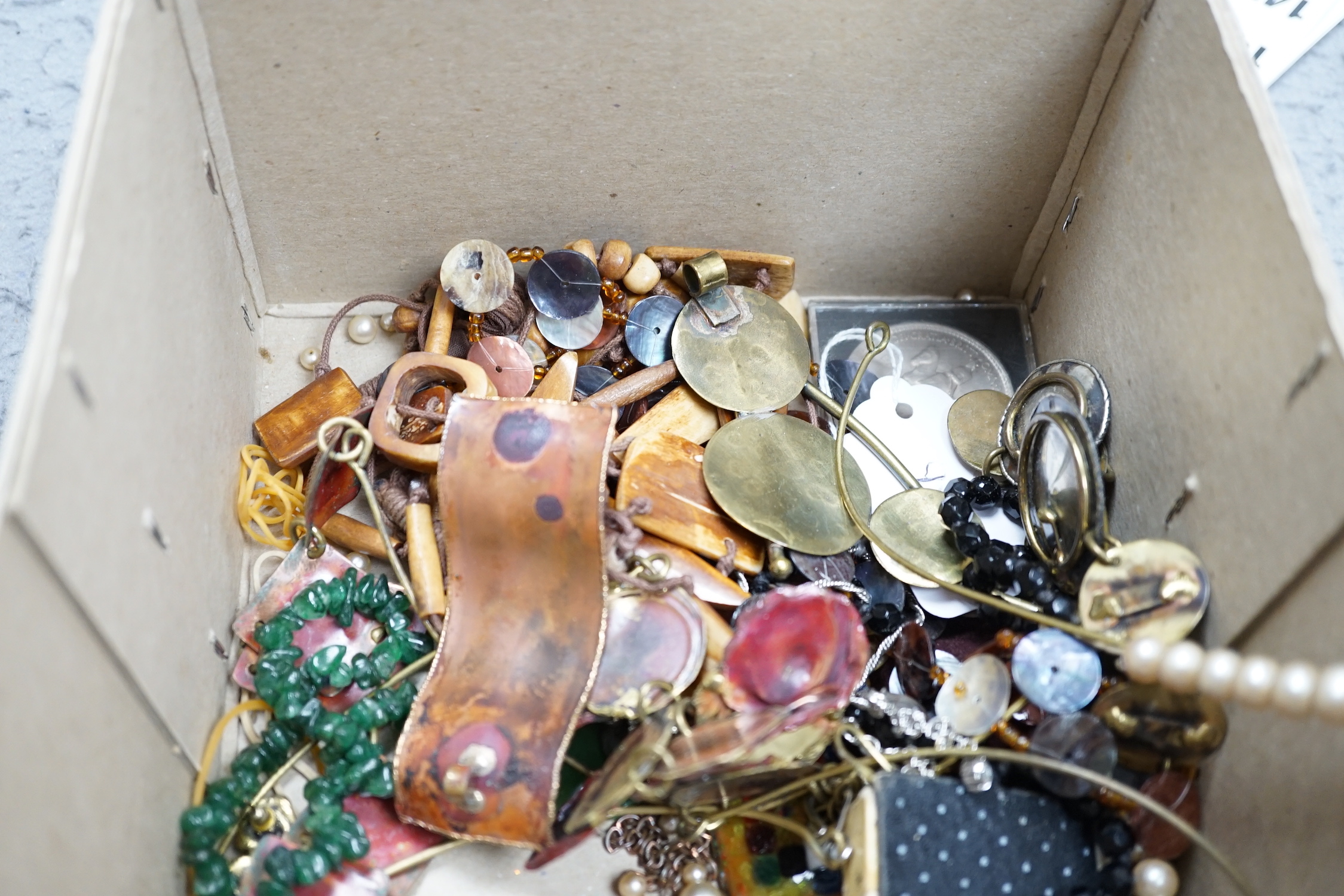 Assorted costume jewellery including a Christian Dior white and green paste necklace.